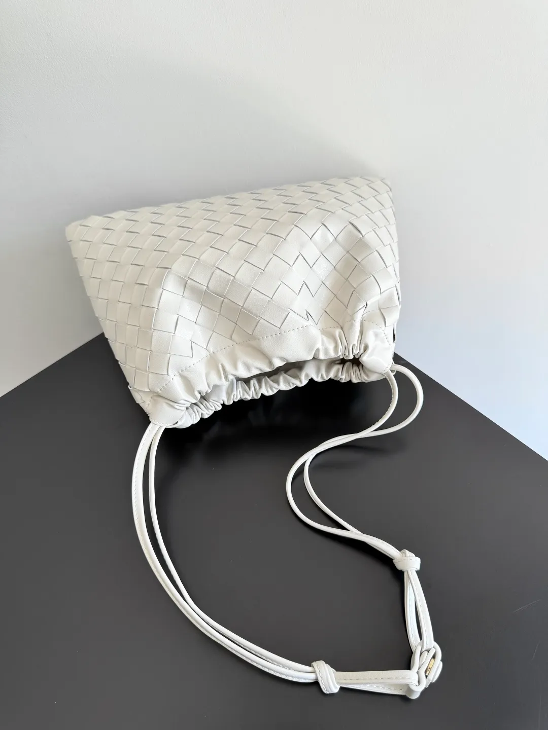 Batch 1560 Armpit bags have become a fashionable item that every girl has in their hands in recent years🛍️. The elegant and simple style has won the love of many people of different ages. However, there is an unavoidable trouble with armpit bags, that is, the capacity is too small, and BOTTEGA VENETA’s new Dustbag Considering people's travel needs, the capacity of garbage bags has been greatly upgraded. Folding umbrellas, water cups, and girls' makeup powder and lipstick can all be accommodated. It is very light and resistant to dirt. Even if you have a lot of things when traveling, it can reduce the burden to a certain extent. The shoulder straps are buckled and can be changed at will. It can be used for hand holding or as the liner of a large bag. After the drawstring is drawn, it looks like a cloud bag. It is very suitable for concave styling when traveling in summer🙋🏻‍♀️ Style number: 796728 Size: 32*23*1cm